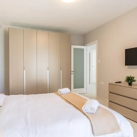Unique Two Bedroom With Huge Outdoor Area And Close To Entertainment Apartment