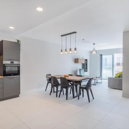 Apartment Unique Two Bedroom With Huge Outdoor Area And Close To Entertainment