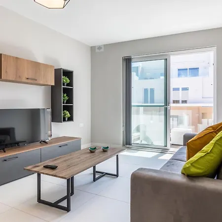 Apartment Unique Two Bedroom With Huge Outdoor Area And Close To Entertainment *