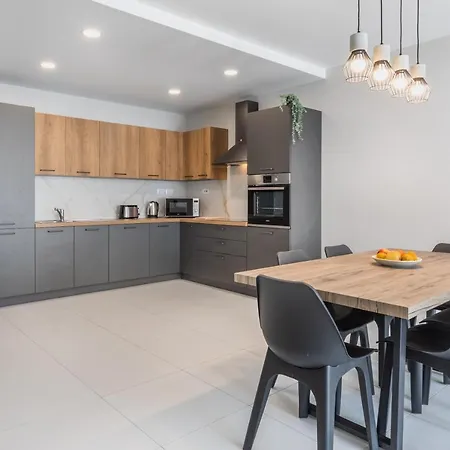 Unique Two Bedroom With Huge Outdoor Area And Close To Entertainment Is-Swieqi