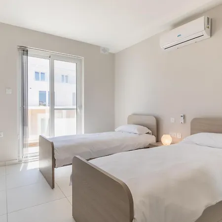 Unique Two Bedroom With Huge Outdoor Area And Close To Entertainment