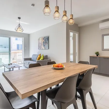 Unique Two Bedroom With Huge Outdoor Area And Close To Entertainment Apartment *