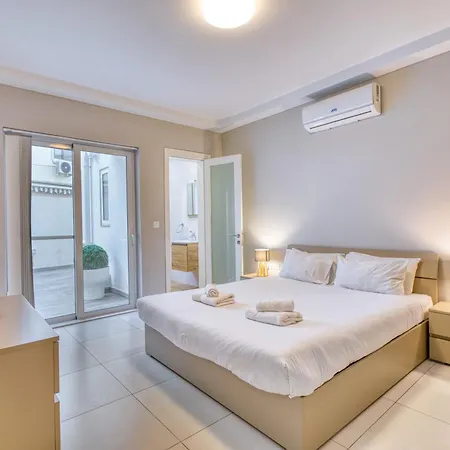 Unique Two Bedroom With Huge Outdoor Area And Close To Entertainment Apartment *