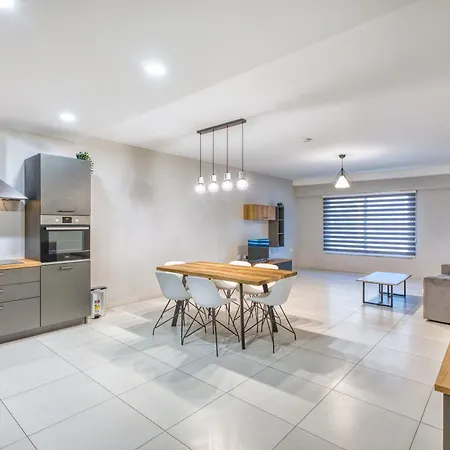 Unique Two Bedroom With Huge Outdoor Area And Close To Entertainment