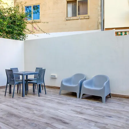 Unique Two Bedroom With Huge Outdoor Area And Close To Entertainment Apartment