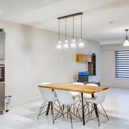 Unique Two Bedroom With Huge Outdoor Area And Close To Entertainment Apartment