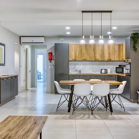 Unique Two Bedroom With Huge Outdoor Area And Close To Entertainment Apartment *