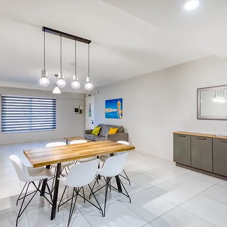 Apartment Unique Two Bedroom With Huge Outdoor Area And Close To Entertainment *