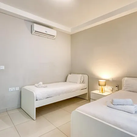 Unique Two Bedroom With Huge Outdoor Area And Close To Entertainment *