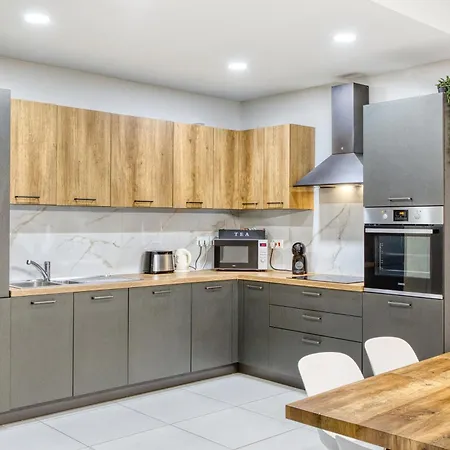Unique Two Bedroom With Huge Outdoor Area And Close To Entertainment Appartement