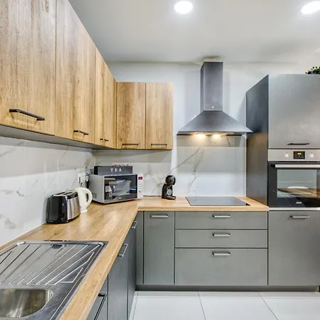 Apartment Unique Two Bedroom With Huge Outdoor Area And Close To Entertainment