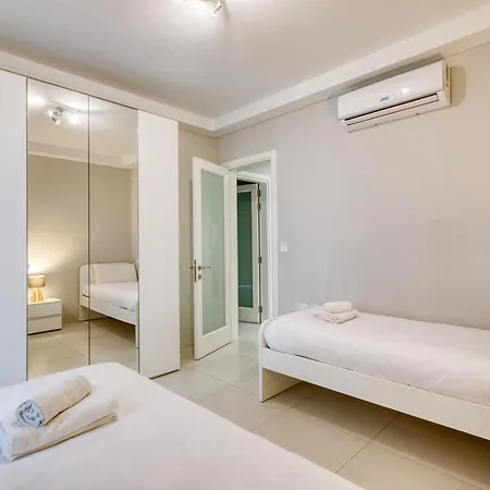 Unique Two Bedroom With Huge Outdoor Area And Close To Entertainment Apartment *