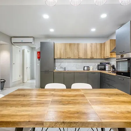 Unique Two Bedroom With Huge Outdoor Area And Close To Entertainment Apartment *