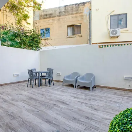 Apartment Unique Two Bedroom With Huge Outdoor Area And Close To Entertainment *